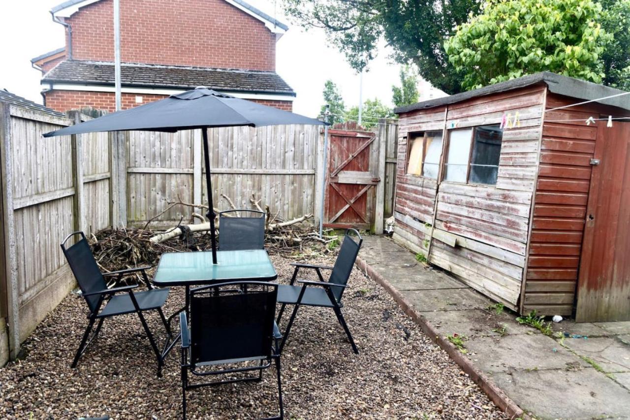 3 Bed Home Sleeps 8 People Located 1 Min From Train Stop - Otley Terrace Oldham Exterior photo