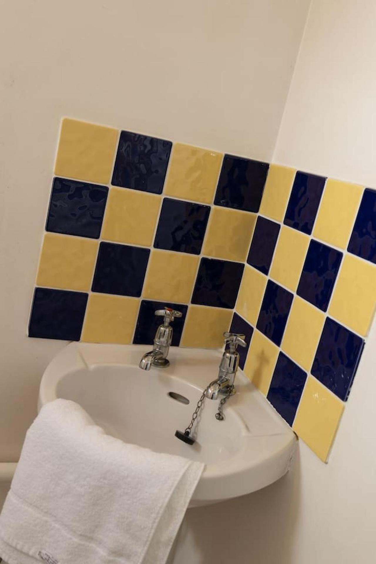 3 Bed Home Sleeps 8 People Located 1 Min From Train Stop - Otley Terrace Oldham Exterior photo