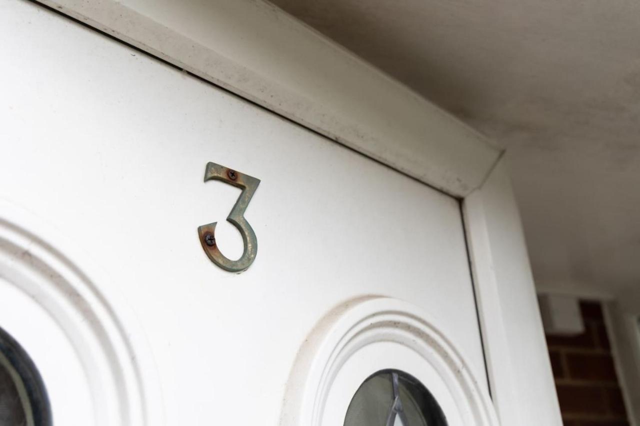 3 Bed Home Sleeps 8 People Located 1 Min From Train Stop - Otley Terrace Oldham Exterior photo
