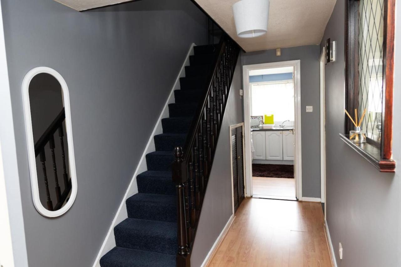 3 Bed Home Sleeps 8 People Located 1 Min From Train Stop - Otley Terrace Oldham Exterior photo