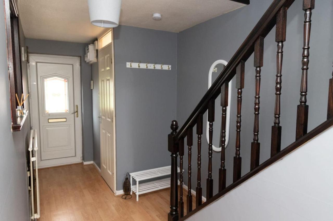 3 Bed Home Sleeps 8 People Located 1 Min From Train Stop - Otley Terrace Oldham Exterior photo