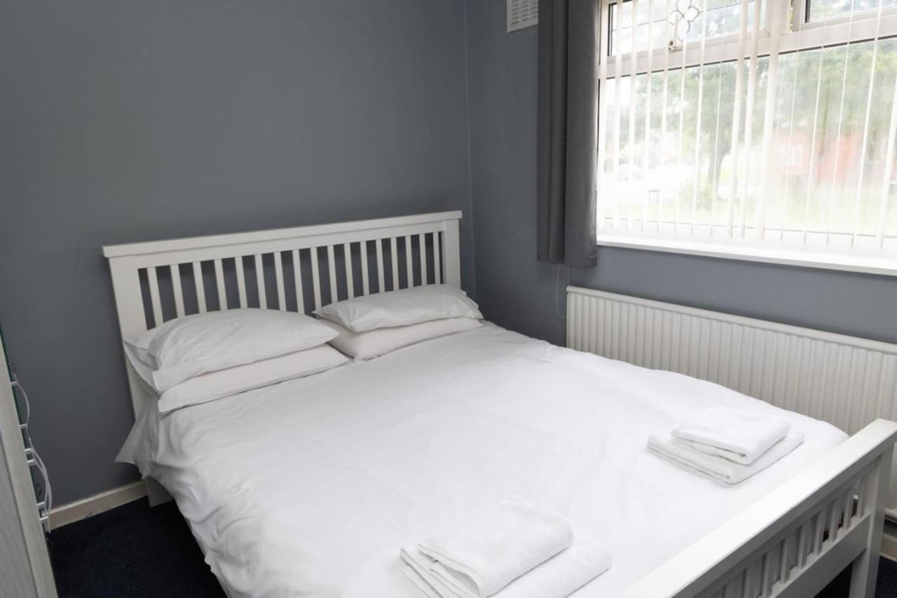 3 Bed Home Sleeps 8 People Located 1 Min From Train Stop - Otley Terrace Oldham Exterior photo