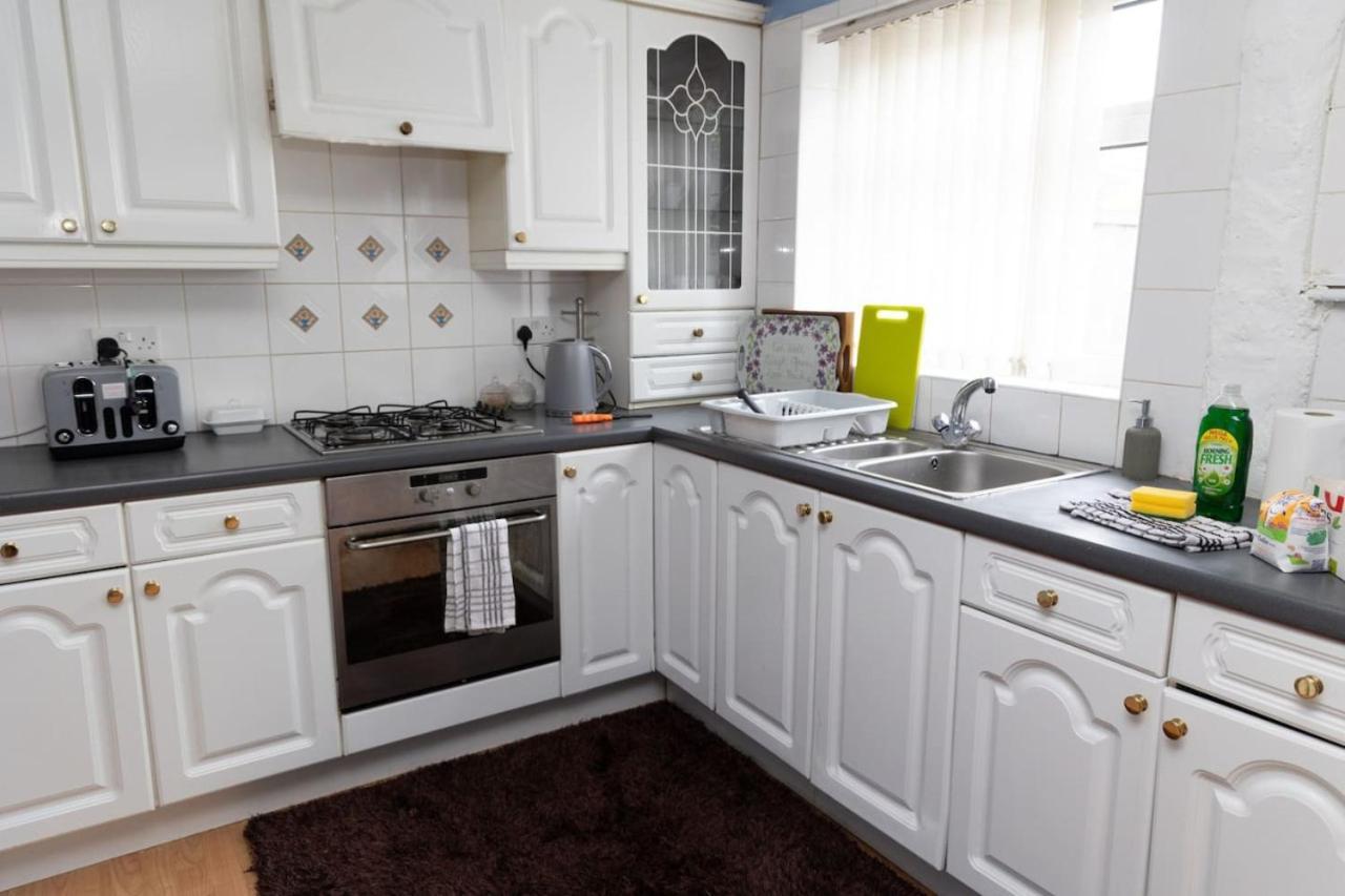 3 Bed Home Sleeps 8 People Located 1 Min From Train Stop - Otley Terrace Oldham Exterior photo