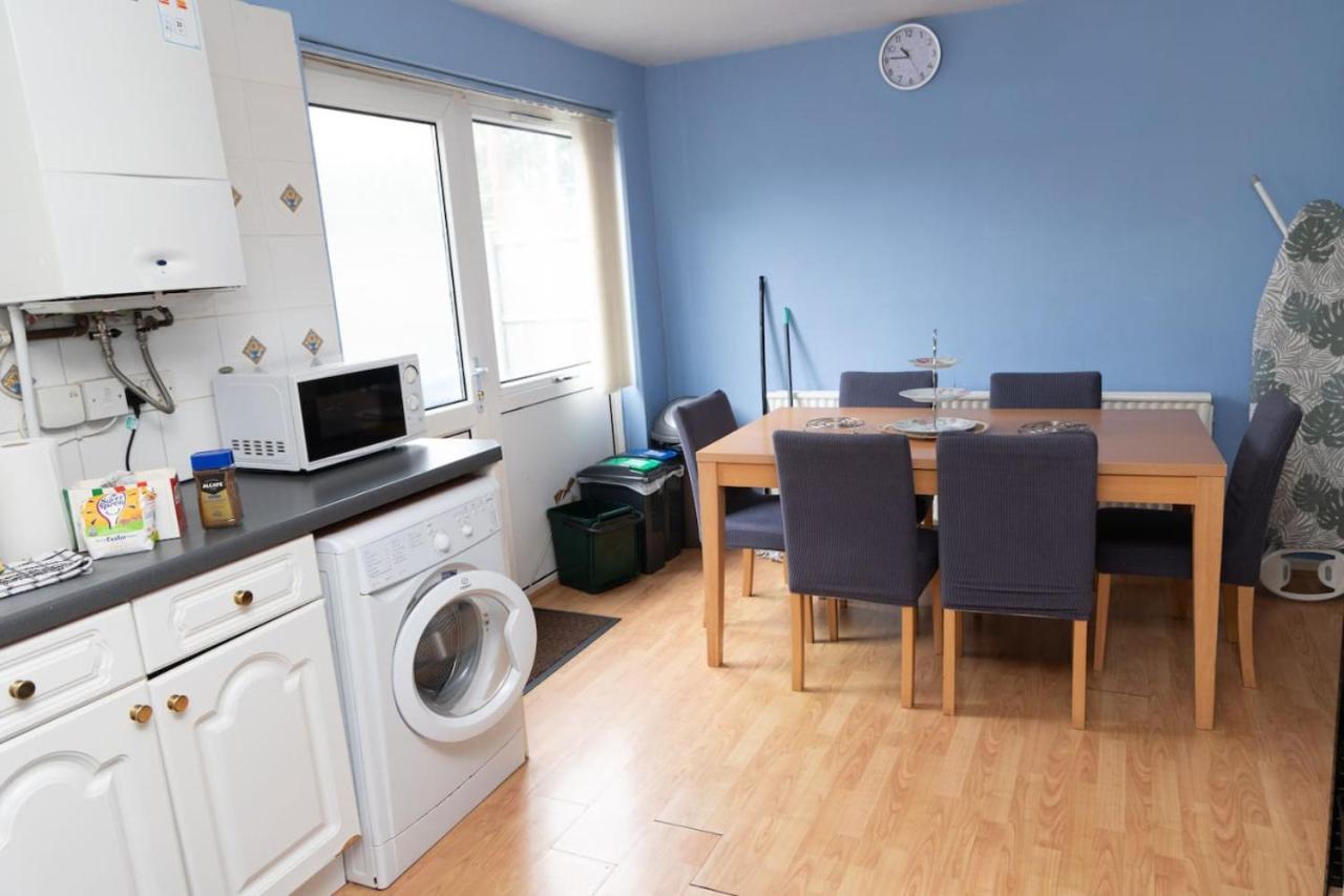 3 Bed Home Sleeps 8 People Located 1 Min From Train Stop - Otley Terrace Oldham Exterior photo