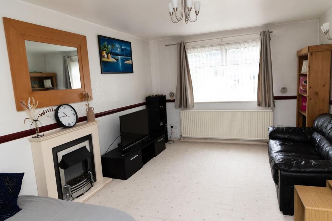 3 Bed Home Sleeps 8 People Located 1 Min From Train Stop - Otley Terrace Oldham Exterior photo