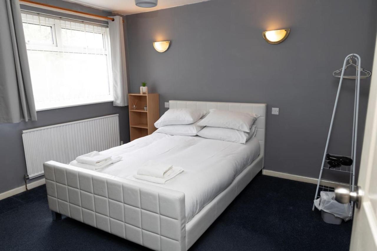 3 Bed Home Sleeps 8 People Located 1 Min From Train Stop - Otley Terrace Oldham Exterior photo